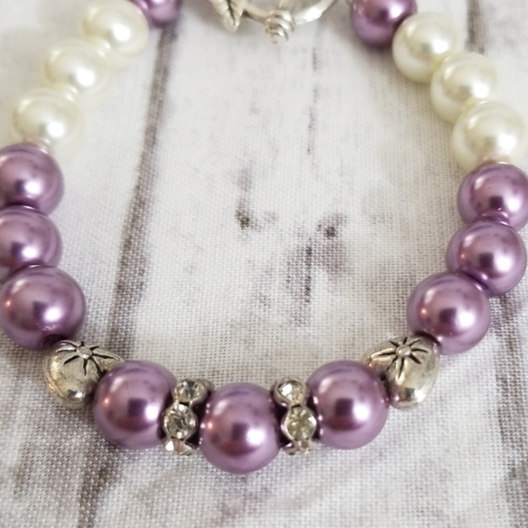 Pretty purple & white glass pearl bead bracelet - Picture 4 of 8